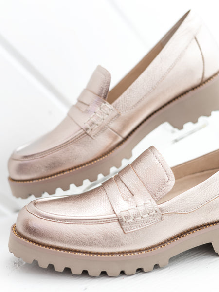 Zayna in Shell Grain Metallic by Vaneli