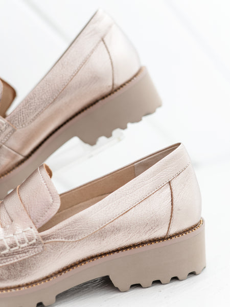 Zayna in Shell Grain Metallic by Vaneli