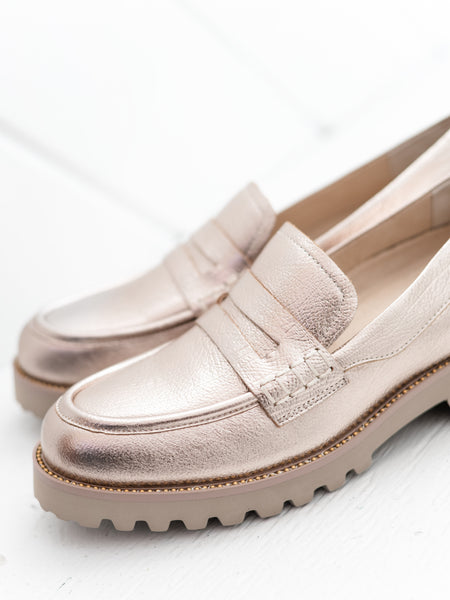 Zayna in Shell Grain Metallic by Vaneli