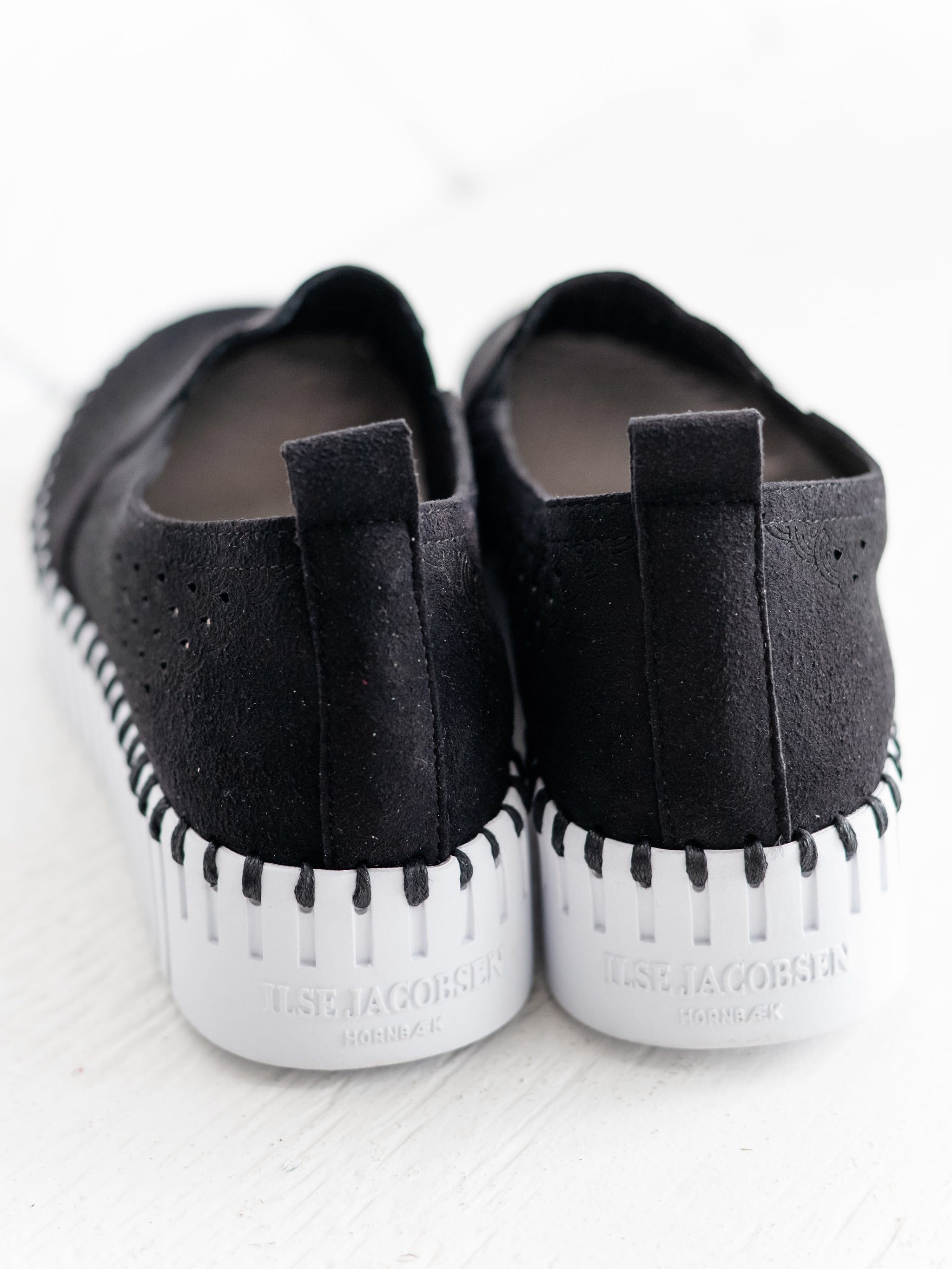 Tulip 141 Black by Ilse Jacobsen – Tassels