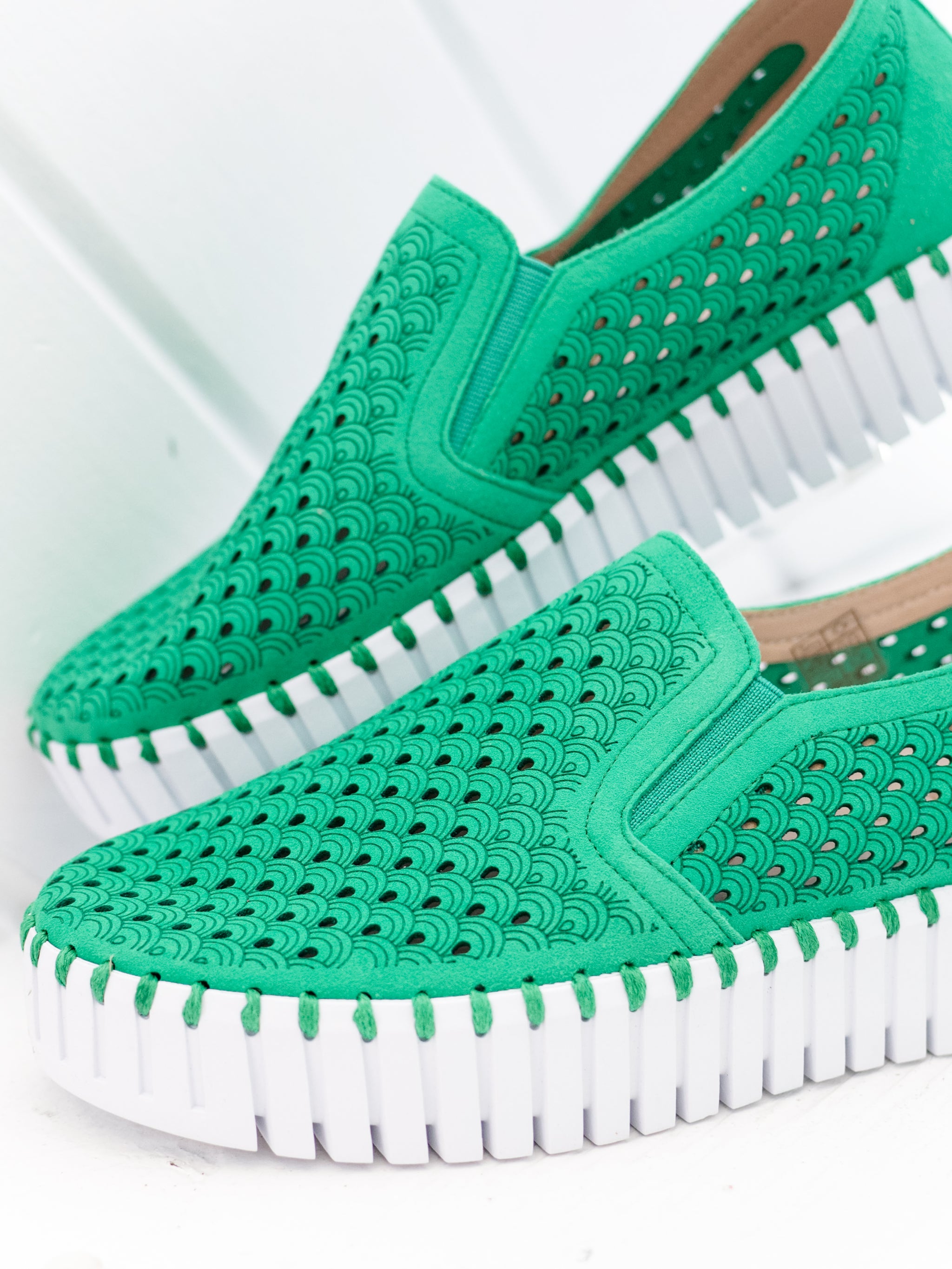 Tulip 141 Fern Green by Ilse Jacobsen – Tassels