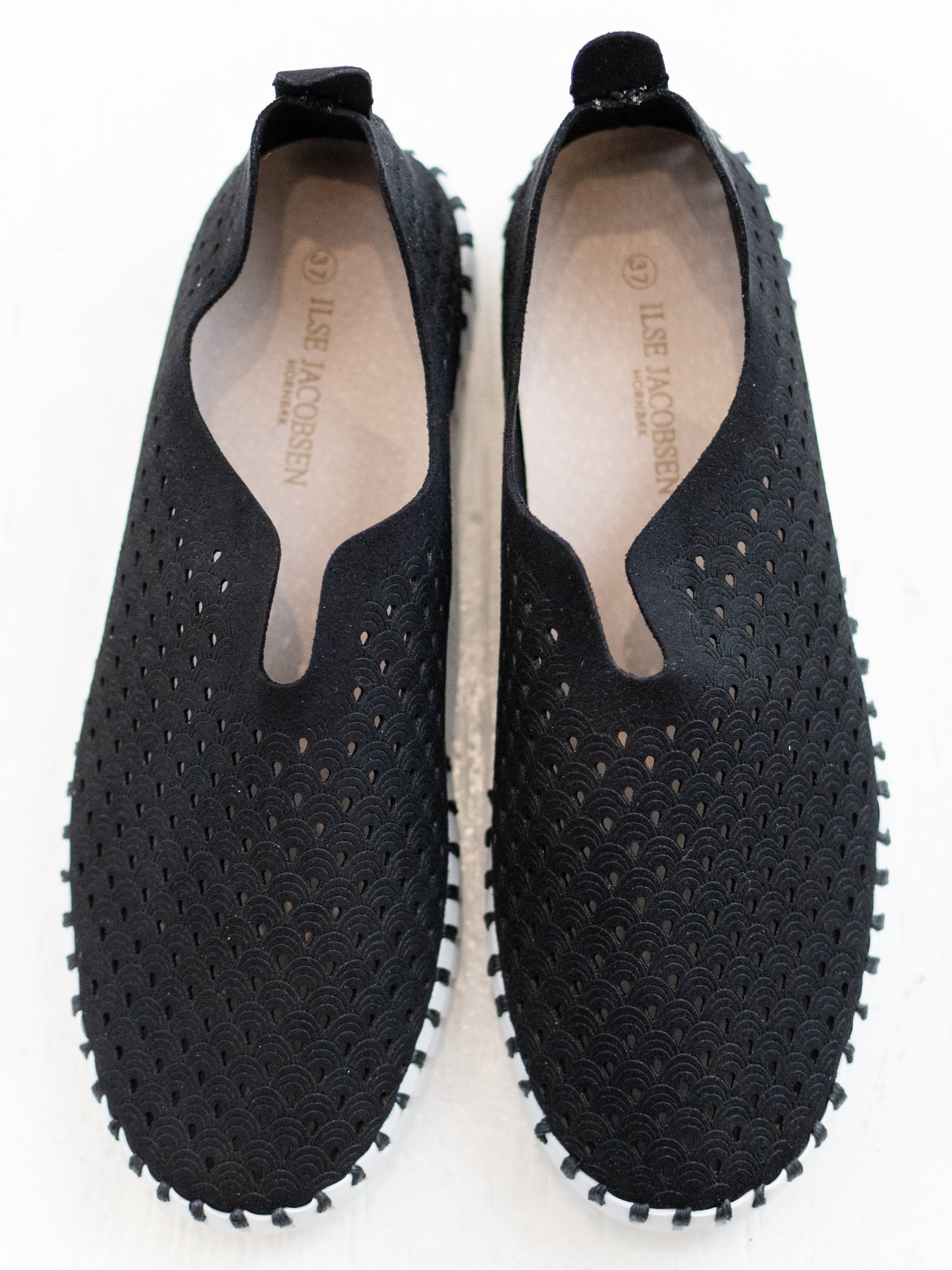 Tulip Slip-In 139 Black by Ilse Jacobsen – Tassels