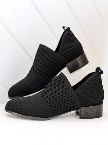 Tekla in Black by Vaneli